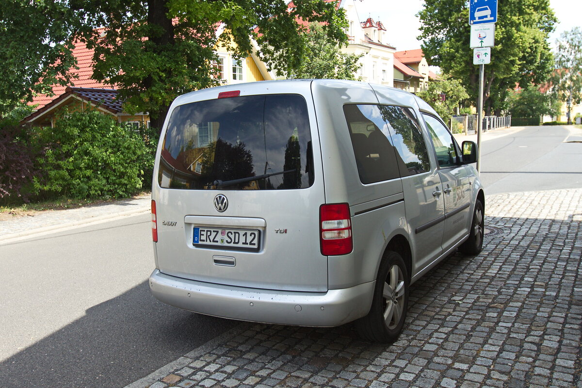  VW Caddy der SDG mit rechtseitigen Logo der SDG beschriftet/foliert am Bahnhof Moritzburg, gesehen am 08. Juli 2023.