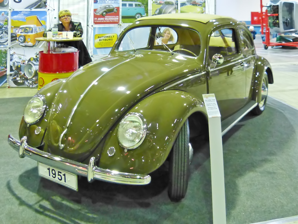 . VW Käfer mit Brezelfenster und Sonnendach, Bj 1951, 1200 ccm, 24,5 Ps, der Neupreis dieses Fahrzeugs lag 1951 bei ca 5800,000.- DM. Aufgenommen beim Autojumble in Luxemburg am 07.03.2015.