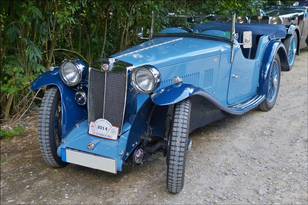 . Whrend der Rundfahrt mit MG's der 1930 Jahre auf den Strassen im Norden von Luxemburg wurde nahe Bourscheid eine kurze Rast eingelegt. MG L 1 Type mit 6 Zyl. Reihenmotor.  01.08.2014 