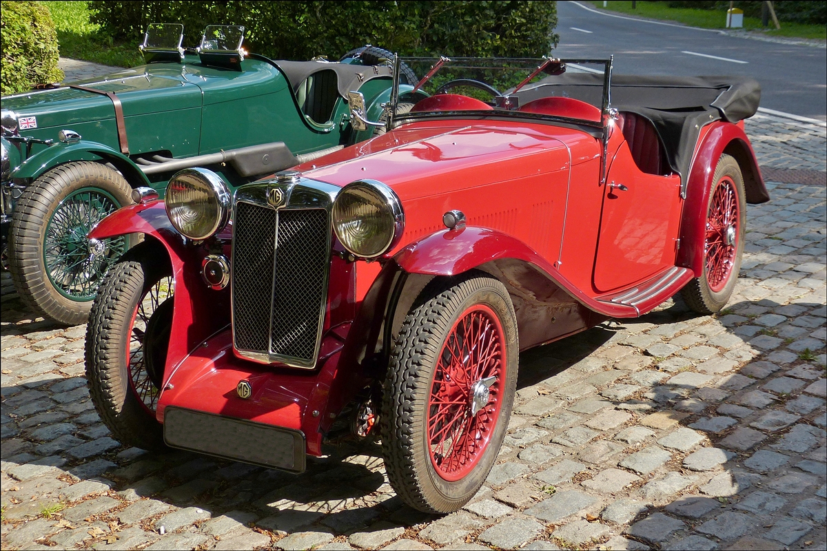 . Whrend der Rundfahrt mit MG's der 1930 Jahre auf den Strassen im Norden von Luxemburg wurde nahe Bourscheid eine kurze Rast eingelegt. Fahrzeugtyp  MG L Type, 6 Zyl Reihenmotor, Bj 1933/34, 01.08.2014 