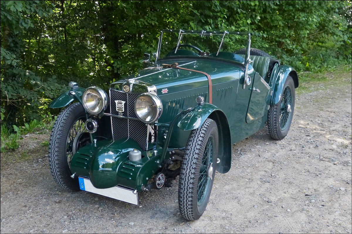. Whrend der Rundfahrt mit MG's der 1930 Jahre auf den Strassen im Norden von Luxemburg wurde nahe Bourscheid eine kurze Rast eingelegt. 01.08.2014 
Fahrzeug: MG J2 Type mit Kompressor, 2 Sitzer Rennversion, 