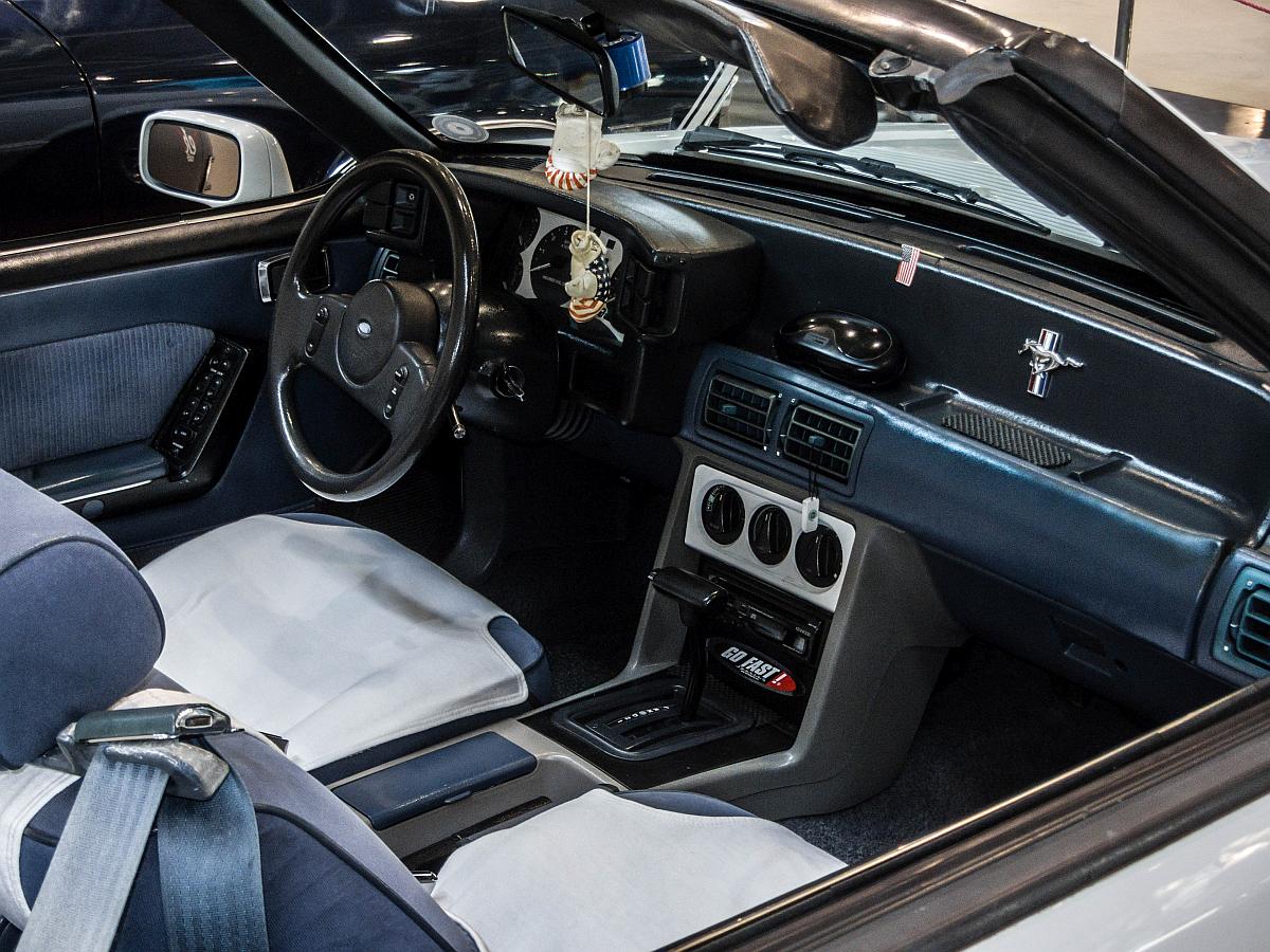 1984-er Ford Mustang LX Convertible (Interieur). Foto: Automobil und Tuning Show März, 2017.