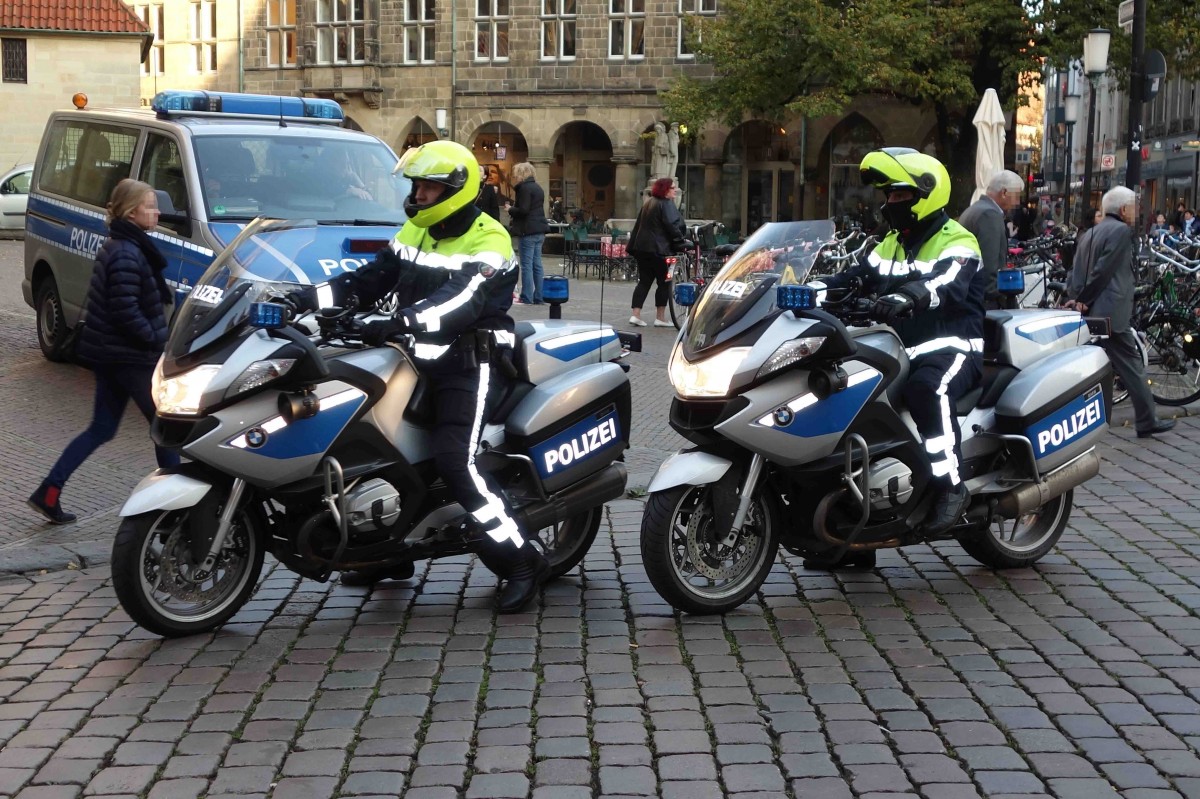 2 BMW-Motorräder, eingesetzt bei einer Demo in Münster im Oktober 2015