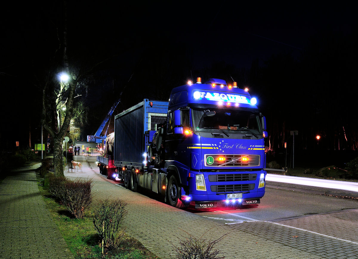 3-Achs Kranwagen Volvo (Spedition Vazquez) kommt bei der Demontage der Spielplatz- Lok Anna 9 am Tierpark Alsdorf am 18.2.2017 zum Einsatz