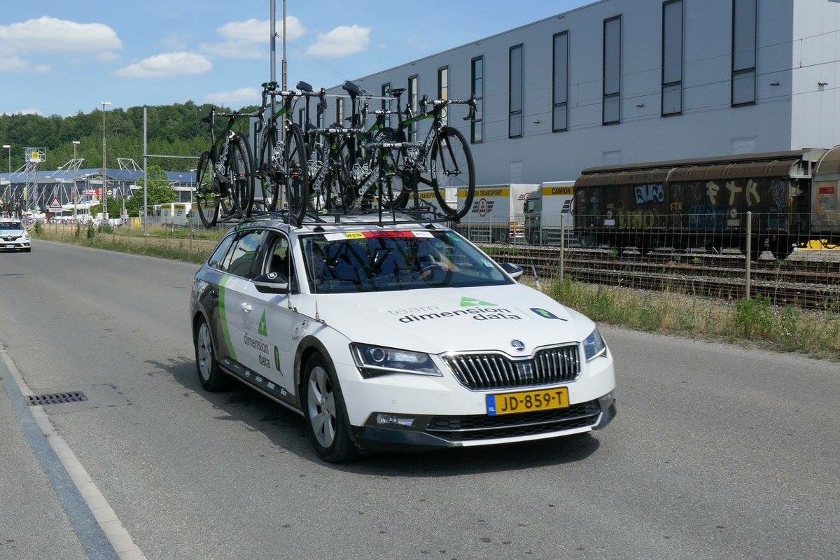 Škoda Begleitfahrzeug des Team Dimension Data am 17.6.17 wärend des Tour de Suisse Rennens in Schaffhausen.