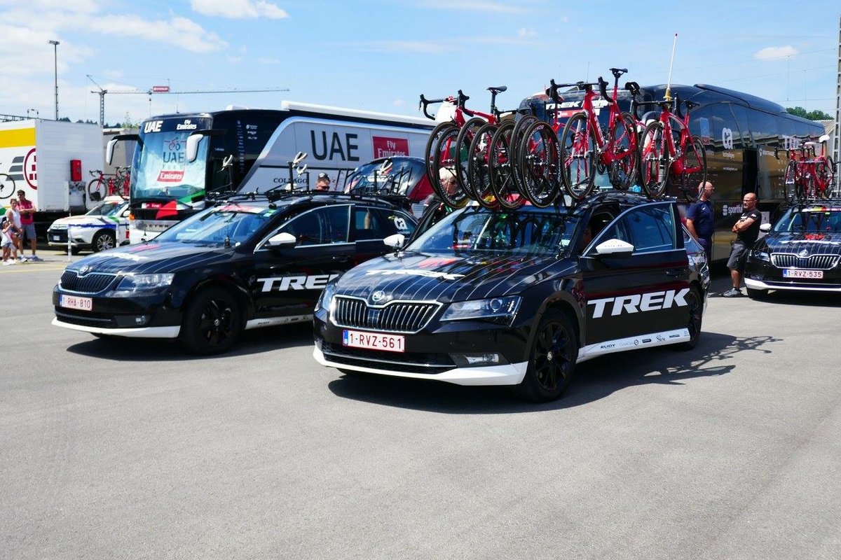 Škoda Begleitfahrzeuge des Team Trek / Sagfredo am 17.6.17 vor dem Tour de Suisse Rennen in Schaffhausen.