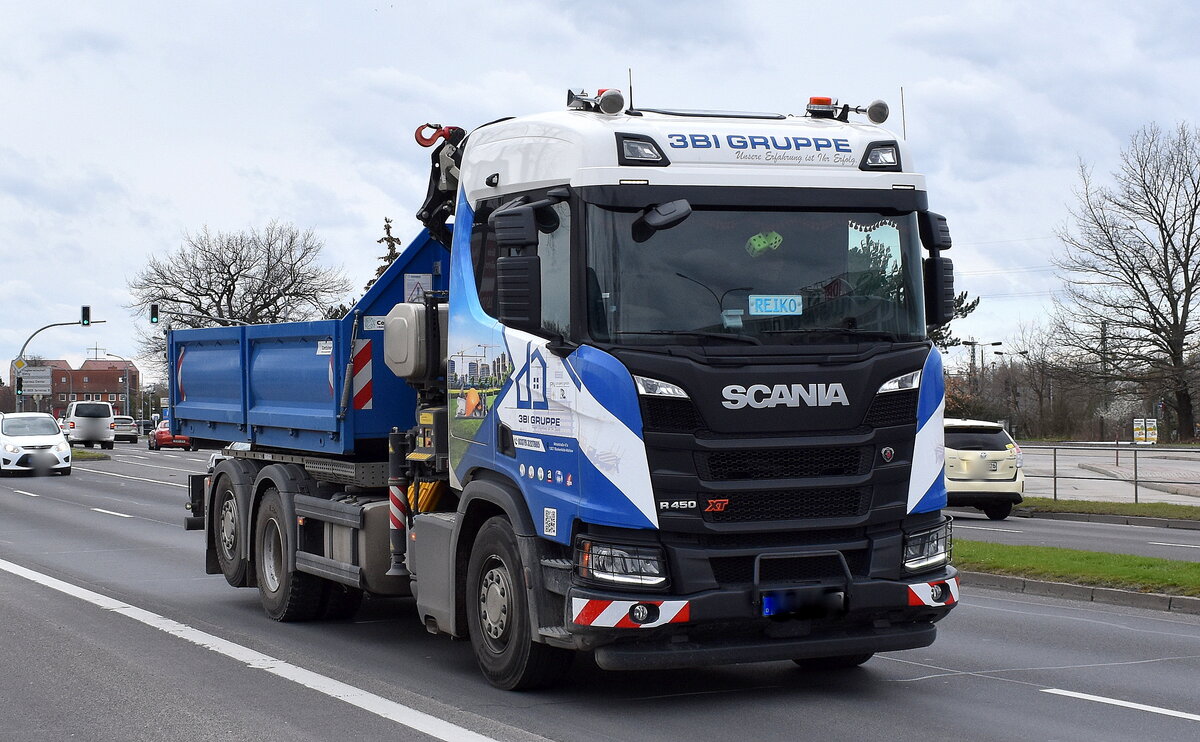 3BI - Berlin - Brandenburgische Bau GmbH mit einem SCANIA R 450 XT (Scania Baureihe XT kann für schwieriges Terrain konfiguriert werden) Baukipper als Selbstlader am 23.03.23 Bahnhof Schönefeld.