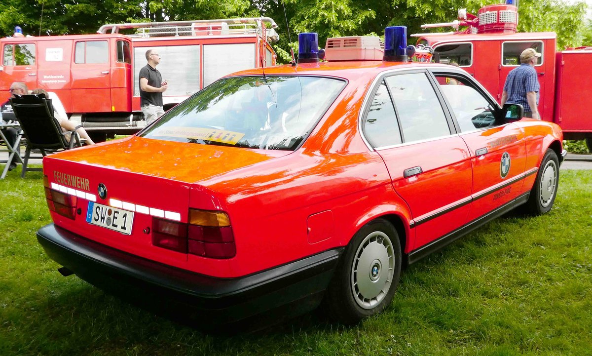 =5er BMW als ehemaliges Fahrzeug der BMW-Werksfeuerwehr Dingolfing, ausgestellt beim  Roten Sommer  2018 in Fulda. Die zweitägige Veranstaltung  Roter Sommer  erinnert an die Bedeutung der vielen Hilfsorganisationen. Mai 2018