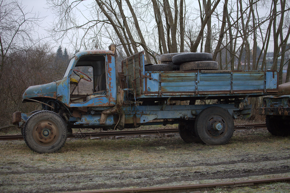 Abgestellt im aufgelassenem BW Turnov,am Rande der Feldmuseumseisenbahn 2 LKW vom Typ Praga, welche wohl bei einem Gleisbaubetrieb der CSD eingesetzt waren.24.01.2020 11:57 Uhr