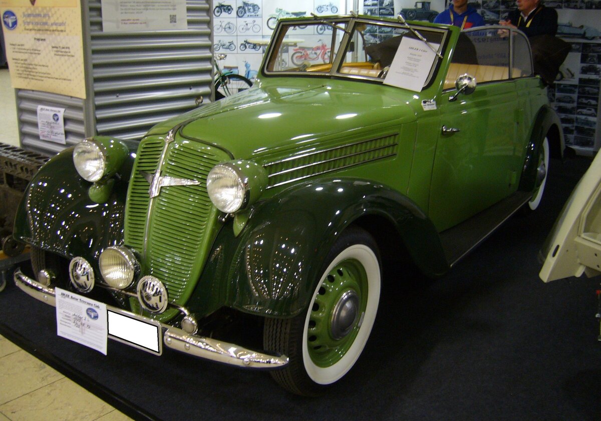 Adler 2.0 Liter Vierfenster Cabriolet aus dem Jahr 1939. Der Adler 2.0 Liter war nichts anderes, als ein stärker motorisierter Adler Trumpf Junior. Der Wagen wurde von 1938 bis 1940 in 7.470 Einheiten (alle Karosserieversionen zusammen gerechnet) produziert. Er konnte als viertürige Limousine, als zweitüriges Cabriolet (Foto) und als Chassis an einen Karosseriebauer geliefert werden. Der Vierzylinderreihenmotor hat einen Hubraum von 1910 cm³ und leistet 45 PS. Die Höchstgeschwindigkeit gaben die Frankfurter Adler-Werke mit 110 km/h an. Techno Classica Essen vor einigen Jahren.