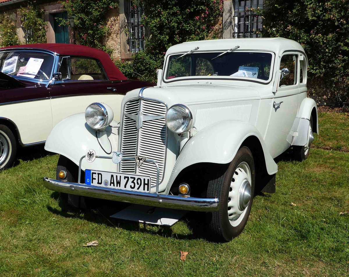 =Adler Trumpf Junior, Bj. 1939, 25 PS, ausgestellt bei Blech & Barock im Juli 2018 auf dem Gelände von Schloß Fasanerie bei Eichenzell