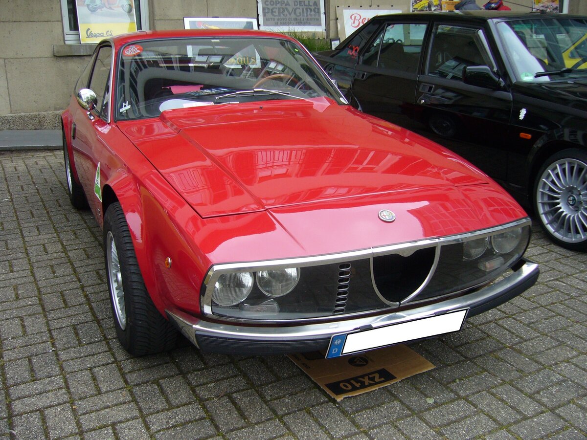 Alfa Romeo 1600 Junior Zagato aus dem Jahr 1973. Gebaut wurde das Modell in den Jahren von 1972 bis 1975. Der Junior Zagato wurde 1969 mit einem 1.3 Liter-Motor und einer Leistung von 89 PS vorgestellt. 1972 folgte ein modifizierter Zagato mit einem Hubraum von 1570 cm³ und einer Leistung von 109 PS. Vermutlich aufgrund seines recht hohen Anschaffungspreises, verkaufte sich dieses elegante Coupe lediglich 402 mal. Oldtimertreffen des AMC Essen-Kettwig am 01.05.2022.