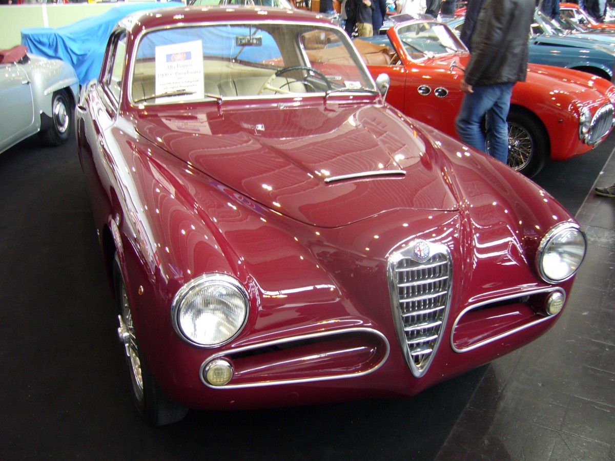 Alfa Romeo 1900 C Pininfarina Coupe. 1951 - 1953. Hier wurde einer von 100 produzierten Pininfarina Coupes abgelichtet. Der 4-Zylinderreihenmotor leistet 100 PS aus 1884 cm³ Hubraum. Die Höchstgeschwindigkeit liegt bei 180 km/h. Techno Classica am 18.04.2015.