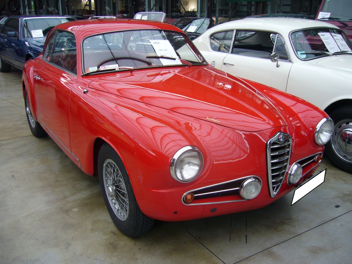 Alfa Romeo 1900 C Sprint Touring. 1950 - 1954. Der 4-Zylinderreihenmotor leistet aus seinen 1884 cm³ Hubraum zwischen 80 PS und 115 PS. Ein solcher Alfa Romeo kostete damals rund DM 2000,00 mehr als ein Mercedes Benz 300 SL Flügeltürer. Classic Remise Düsseldorf am 08.06.2014.