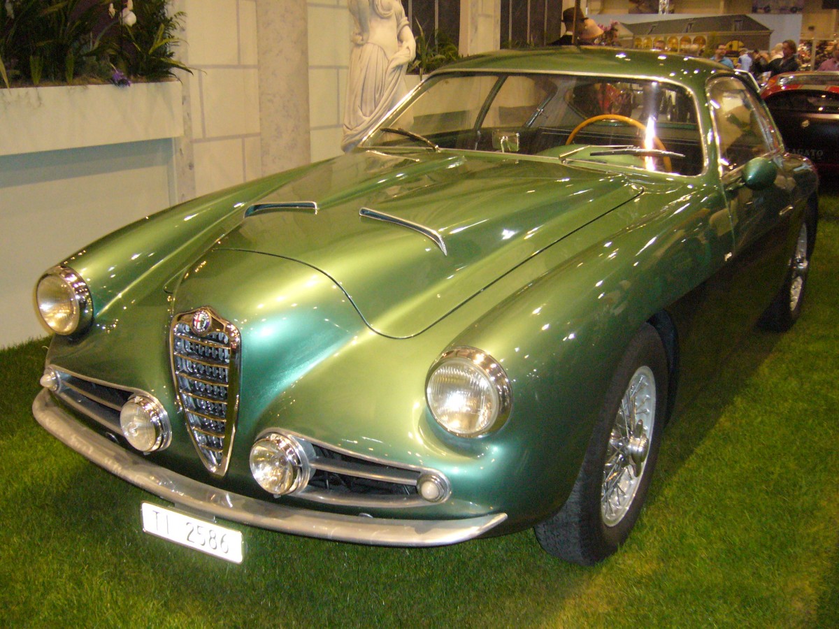 Alfa Romeo 1900 SSZ. 1955 - 1957. Auf Basis des 1900´er baute die Carozzeria Zagato 28 dieser wunderschönen Coupes. Der 4-Zylinderreihenmotor mit 1975 cm³ Hubraum leistet 115 PS. Techno Classica Essen am 30.03.2014.