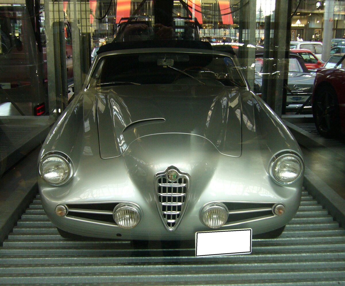 Alfa Romeo 1900 SSZ Spider. Das SSZ in der Typenbezeichnung steht für S print S peciale Z agato. Dieses Modell wurde als Coupe und Spider (Cabriolet) in den Jahren von 1951 bis 1958 bei der Carrozzeria Zagato in Rho bei Mailand montiert. Der legendäre Alfa Romeo 1900 war bei etlichen italienischen  Karosserieschneidern  beliebt. An ihm konnten sie ihre Kreativität auszuleben um automobile Kunstwerke zu entwickeln. Der Vierzylinderreihenmotor dieses SSZ Zagato hat einen Hubraum von 1975 cm³ und leistet 115 PS. Die Höchstgeschwindigkeit wurde mit knapp 180 km/h angegeben. Classic Remise Düsseldorf am 30.11.2023.