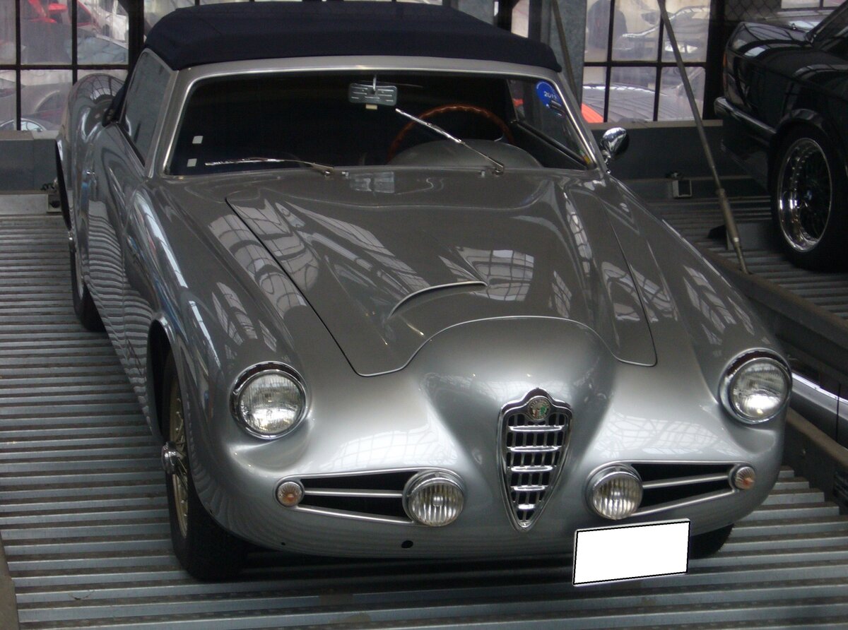 Alfa Romeo 1900 SSZ Spider. Das SSZ in der Typenbezeichnung steht für S print S peciale Z agato. Dieses Modell wurde als Coupe und Spider (Cabriolet) in den Jahren von 1951 bis 1958 bei der Carrozzeria Zagato in Rho bei Mailand montiert. Der legendäre Alfa Romeo 1900 war bei etlichen italienischen  Karosserieschneidern  beliebt. An ihm konnten sie ihre Kreativität ausleben um automobile Kunstwerke zu entwickeln. Der Vierzylinderreihenmotor dieses SSZ Zagato hat einen Hubraum von 1975 cm³ und leistet 115 PS. Die Höchstgeschwindigkeit wurde mit knapp 180 km/h angegeben. Classic Remise Düsseldorf am 26.02.2024.