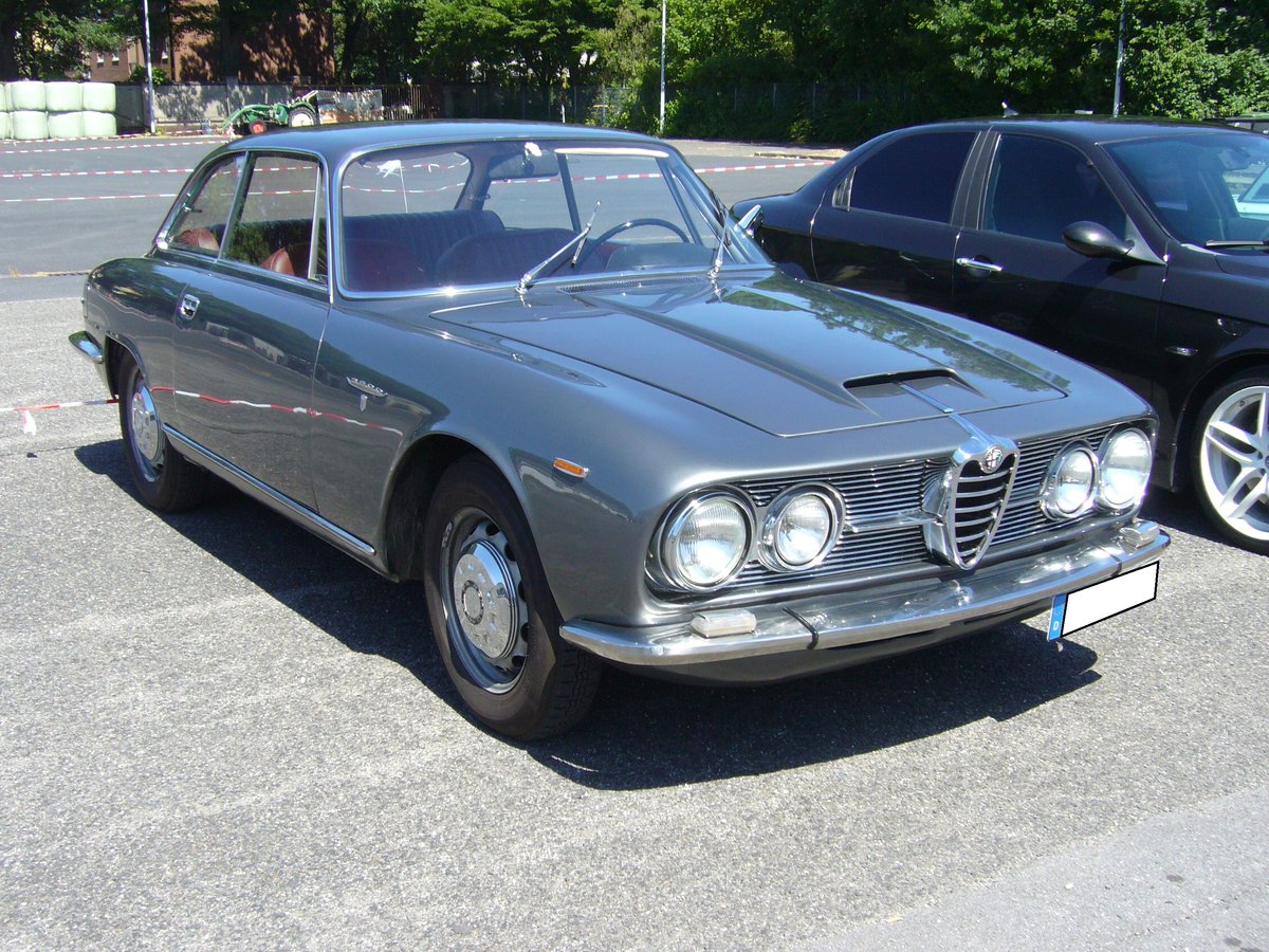 Alfa Romeo 2600 Sprint. 1962 - 1966. Der 2600 Sprint basierte auf dem bereits ein Jahr früher vorgestellten 2000 Sprint. Allerdings verrichtet unter der Motorhaube des 2600 Sprint ein Sechszylinderreihenmotor seinen Dienst, der aus 2584 cm³ Hubraum 145 PS leistet. Die Höchstgeschwindigkeit liegt bei 197 km/h. Italienertreffen  Forza Italia  am 30.06.2018 in Krefeld.
