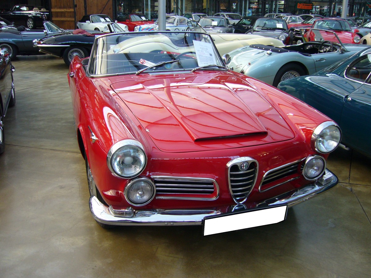 Alfa Romeo 2600 Touring Spider. 1961 - 1965. Während seiner fünfjährigen Bauzeit wurde dieses Modell 2257 mal produziert. Der 6-Zylinderreihenmotor leistet 145 PS aus 2584 cm³ Hubraum. Die Höchstgeschwindigkeit liegt bei 200 km/h. Classic Remise Düsseldorf am 19.12.2015.