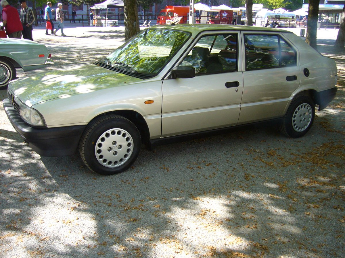 Alfa Romeo 33. 1983 - 1994. Der 33 war als viertürige Limousine und als Kombimodell lieferbar. Der Kunde konnte zwischen verschiedenen Benzin- und Dieselmotoren wählen. Desweiteren war der Wagen auch mit Allradantrieb lieferbar. Von diesem Modell verkauften die Mailänder knapp eine Millionen Fahrzeuge. Der abgelichtete Alfa Romeo 33 wird von einem Vierzylinderboxermotor angetrieben, der aus 1337 cm³ Hubraum 79 PS leistet. Motorworld Historicar Duisburg am 05.05.2018.
