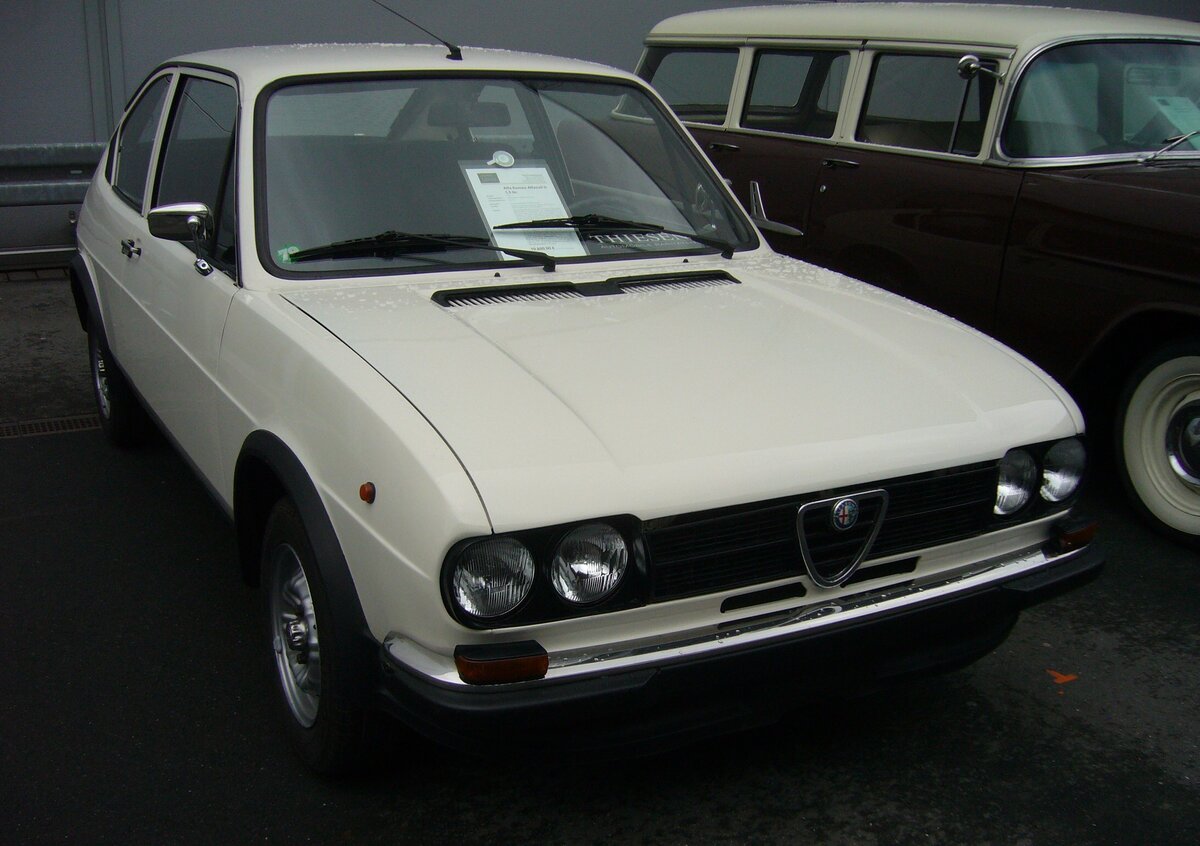 Alfa Romeo Alfasud 1.5ti aus dem Jahr 1979. Alfa Romeo Alfasud 1.5ti der zweiten Serie, wie er von 1978 bis 1980 produziert wurde. Der Wagen mit Frontantrieb sollte die Alfa Romeo Produktpalette nach unten abrunden. Er wurde im Werk Pomigliano bei Neapel produziert. Dieses Werk wurde für die Produktion des Modelles erweitert, um im strukturschwachen Süditalien Arbeitsplätze zu schaffen. Allerdings wurde dieses Werk häufig bestreikt und durch anderweitige Arbeitsniederlegungen  lahm gelegt . Der abgelichtete Alfasud ist im Farbton bianco porcellana lackiert. Der Vierzylinderboxermotor hat im 1.5ti einen Hubraum von 1490 cm³ und leistet 84 PS. Der abgelichtete Alfasud verbrachte fast sein ganzes  Autoleben  im sonnigen Südfrankreich. Außengelände der Techno Classica Essen am 13.04.2023.