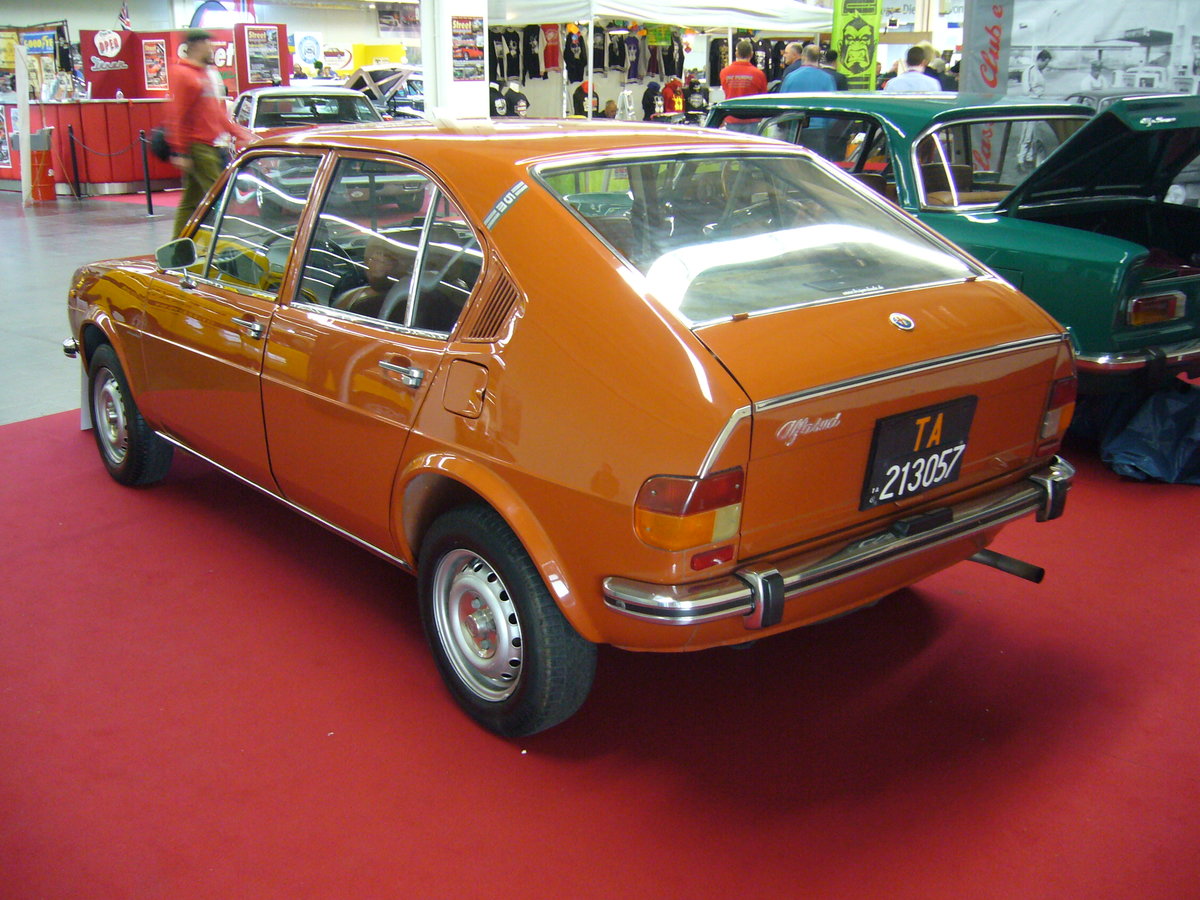 Alfa Romeo Alfasud der ersten Serie, wie er von 1972 bis 198 produziert wurde. Der Wagen mit Frontantrieb sollte die Alfa Romeo Produktpalette nach unten abrunden. Er wurde im Werk Pomigliano bei Neapel produziert. Dieses Werk wurde für die Produktion des Modeles  erweitert, um im strukturschwachen Süditalien Arbeitsplätze zu schaffen. Allerdings wurde dieses Werk häufig bestreikt und durch anderweitige Arbeitsniederlegungen  lahm gelegt . Der abgelichtete Alfasud ist im Farbton rosso corallo lackiert und in der Provinz Taranto/Apilien zugelassen. Der Vierzylinderboxermotor hat einen Hubraum von 1186 cm³ und leistet 63 PS. Techno Classica Essen am 14.04.2019.