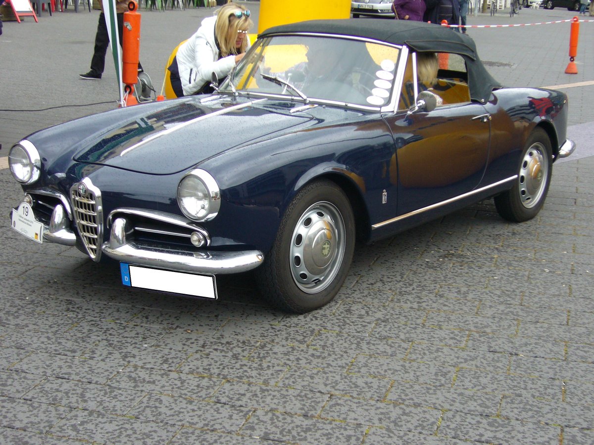 Alfa Romeo Giulietta Spider. 1955 - 1965. Hier wurde ein Wagen des Modelljahres 1961 im Farbton blumedio abgelichtet. Der 4-Zylinderreihenmotor leistet 80 PS aus 1290 cm³ Hubraum. Mülheim an der Ruhr am 22.05.2016.