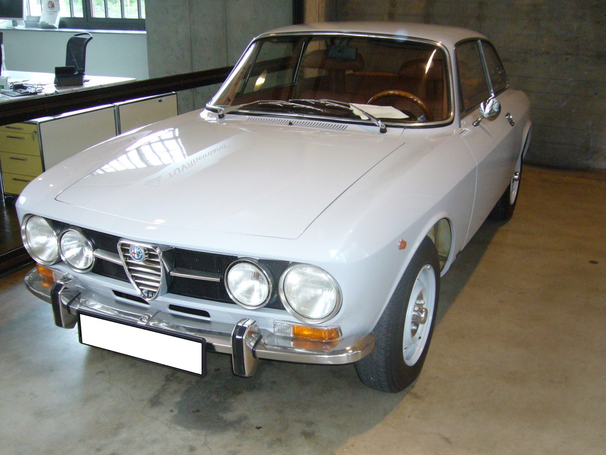 Alfa Romeo GT 1750 Veloce. 1968 - 1972. Hier wurde ein Fahrzeug der zweiten Serie abgelichtet. Erkennbar an den über der Stoßstange montierten vorderen Blinker. Der 4-Zylinderreihenmotor leistet 132 PS aus 1779 cm³ Hubraum. Classic Remise Düsseldorf am 27.04.2014.
