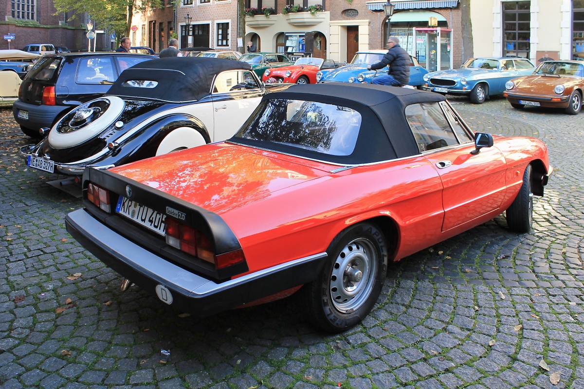 Alfa Romeo Spider auf dem Rathausplatz in St. Tönis, 12.10.14