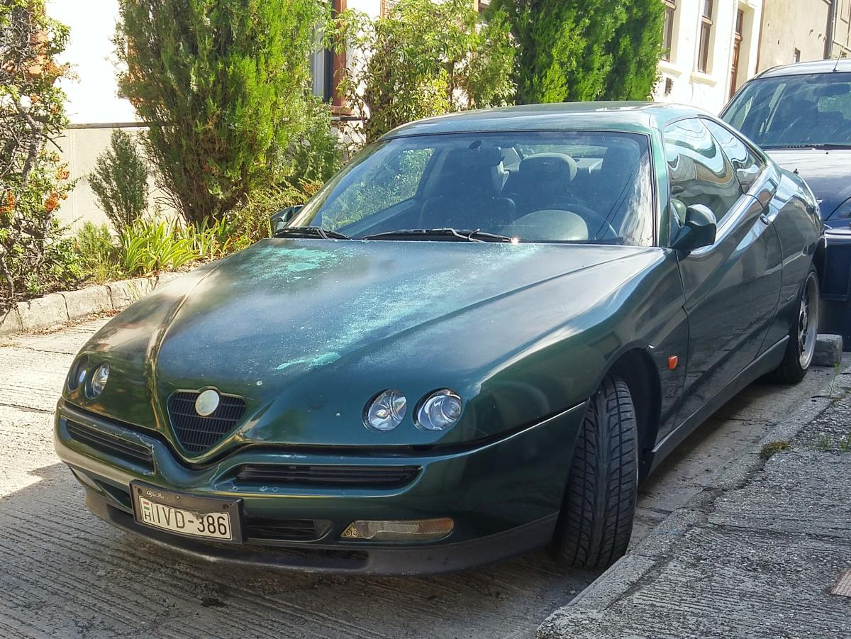 Alfa-Romeo Spider. Die italienische Autos haben/ hatten damals? eine empfindliche lackierung. Dieser Exeplar steht seit sehr lange immer unter freiem Himmel. Foto: Pécs (HU), August 2019