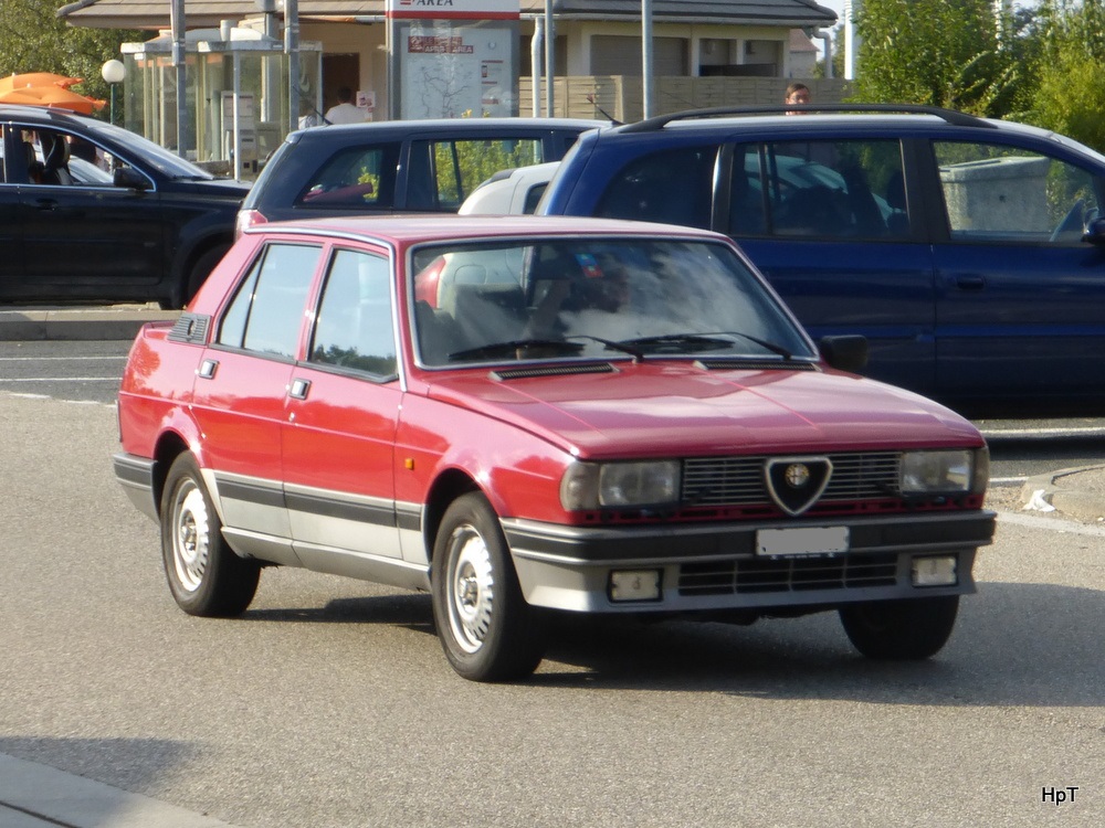 Alfa Romero Giulietta 1.8 unterwegs auf einem Autobahnrastplatz bei Grenoble am 04.10.2014