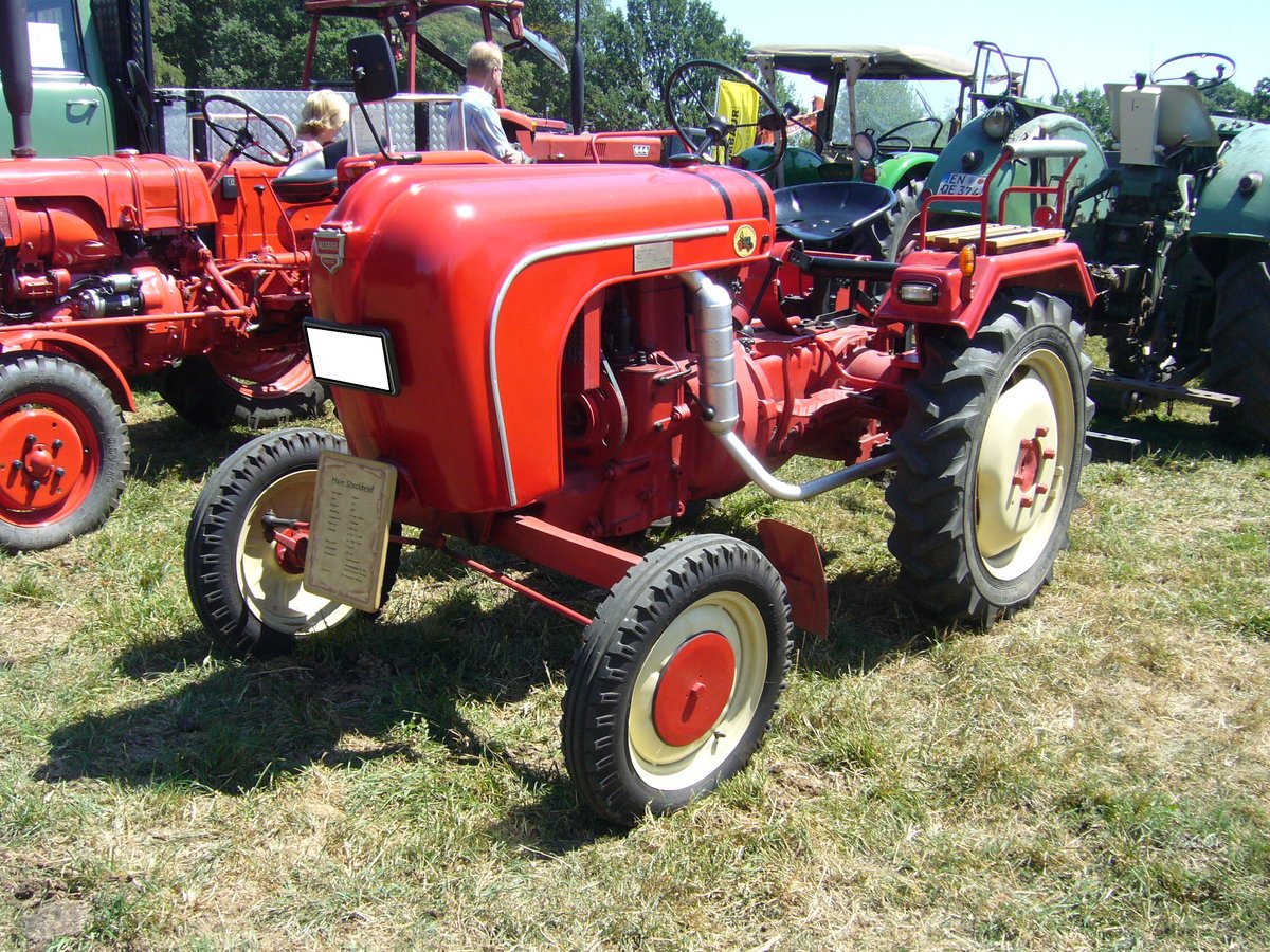 Allgaier A16 aus dem Jahr 1953. Von 1952 bis 1956 baute die Firma Allgaier aus Uhingen/Baden Württemberg 2080 Traktoren dieses Modells. Der Einzylinderdieselmotor leistet 16 PS aus 1192 cm³ Hubraum. Dittmer´s Hoffest am 07.07.2018 in Sprockhövel.