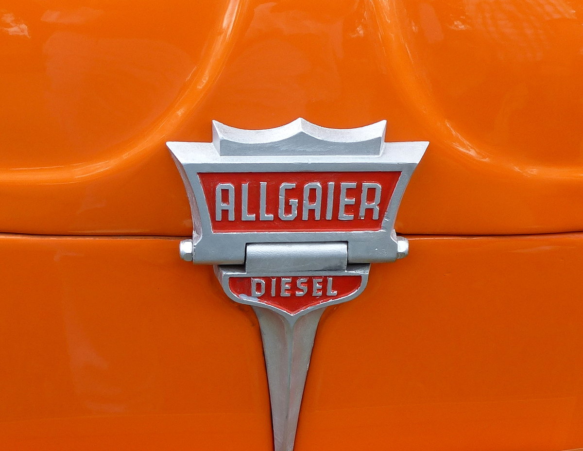 ALLGAIER, Emblem am Khler eines Oldtimer-Traktors von 1951,die Traktorenproduktion ging von 1949-55, wurde dann von Porsche bernommen, Aug.2016