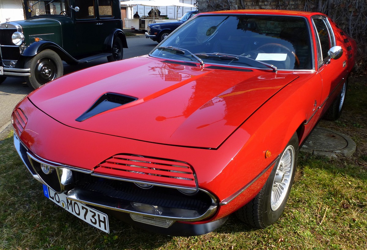 Alpha Romeo Montreal, Baujahr 1972, V8-Zyl.Motor mit 2600ccm und 200PS, Vmax.225Km/h, das Coupe von Bertone wurde 3925 mal gebaut von 1970-77, Oldierama Lrrach, Mrz 2015