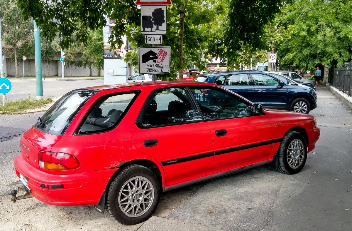 Alter Subaru Impreza fotografiert in Budapest am 28.07.2018