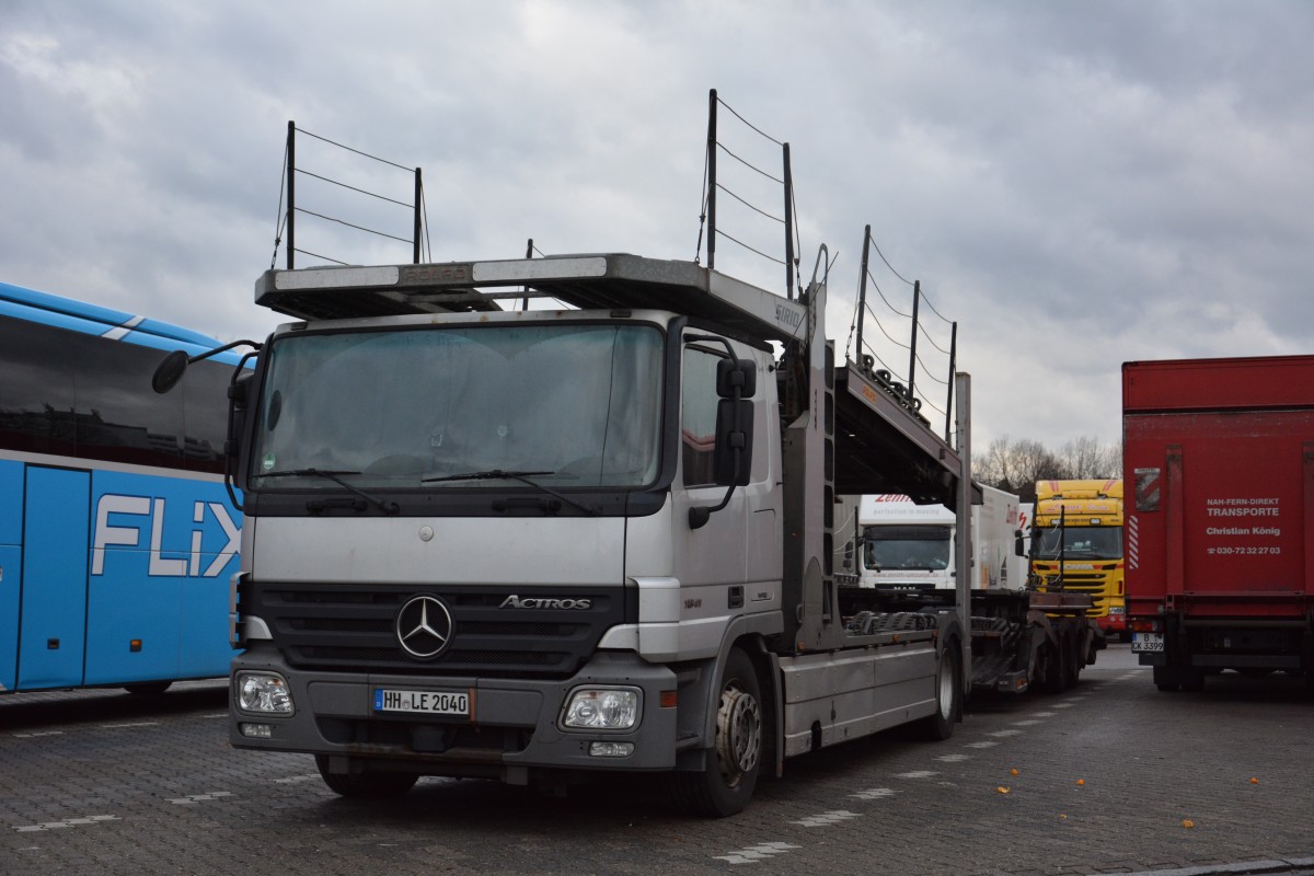 Am 10.01.2015 steht HH-LE 2040 (Mercedes Benz Actros) auf dem Rastplatz an der Avus (A115).