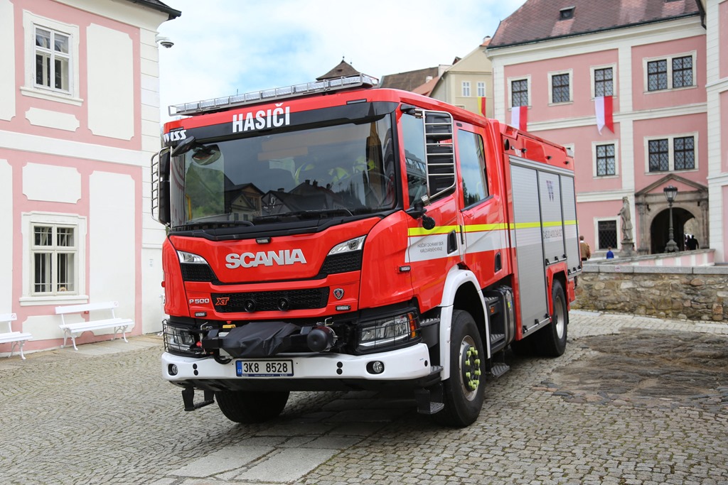 Am 28.04.2024 stellte die Feuerwehr des Kreises Karlsbad einige Fahrzeuge an der Burg in Becov nad Teplou in Tschechien aus. Dazu gehörte auch dieser moderne Scania P 500.
