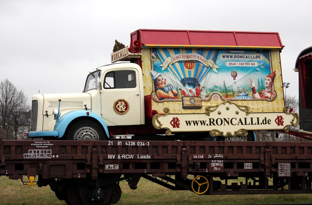 Am 4.1.2018 verließ der Circus Roncalli nach seinem Weihnachtsgastspiel die Stadt. Unter den vielen historischen Fahrzeugen, die alle auf Niederbordwagen verladen wurden, befand sich auch dieser mit Werbefläche bestückte alte Mercedes Benz LKW.