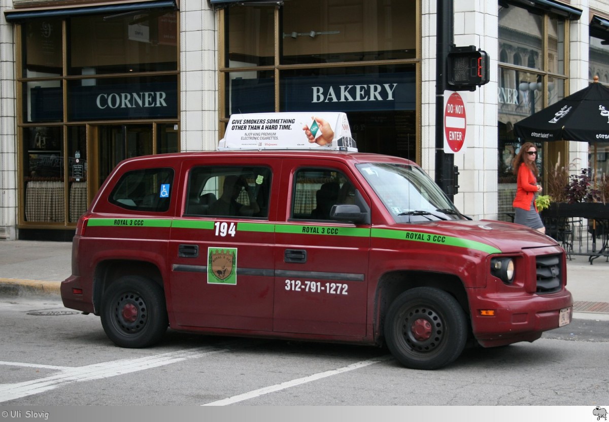 AM General / Vehicle Production Group (VPG) MV-1 Taxi der Gesellschaft  Royal 3 CCC , aufgenommen am 26. August 2013 in Chicago, Illinois / USA.