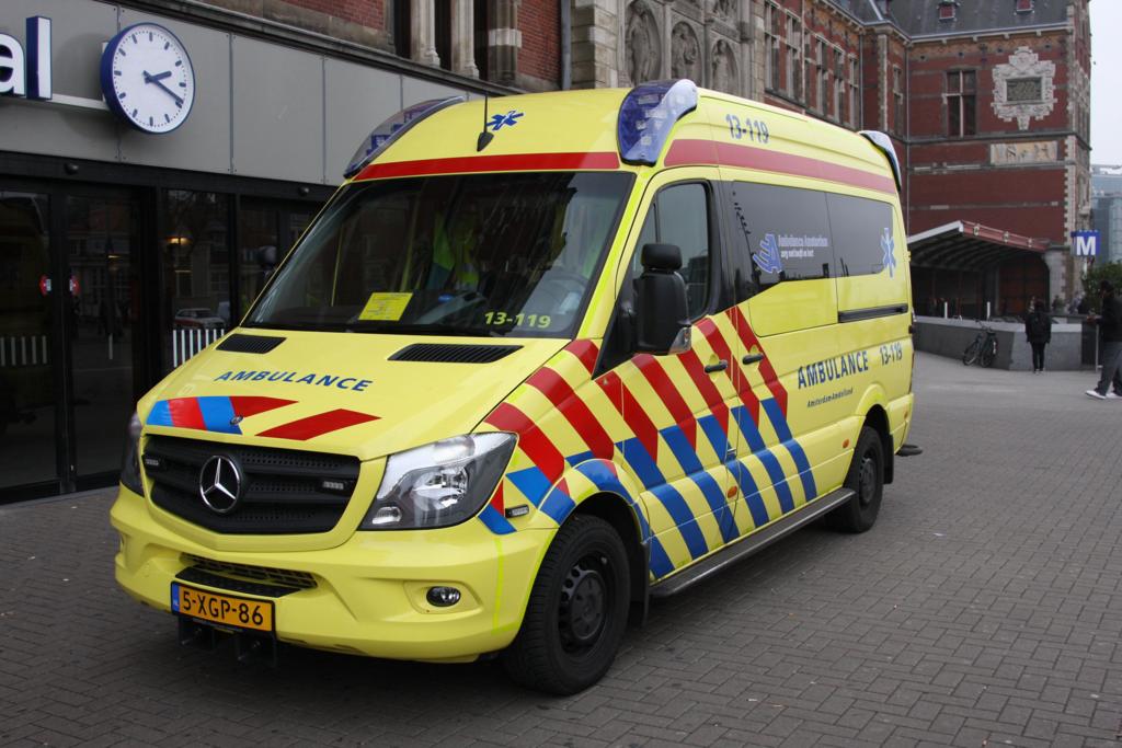 Ambulance Mercedes Benz Sprinter vor dem Centraal Bahnhof in Amsterdam am 28.10.2014.