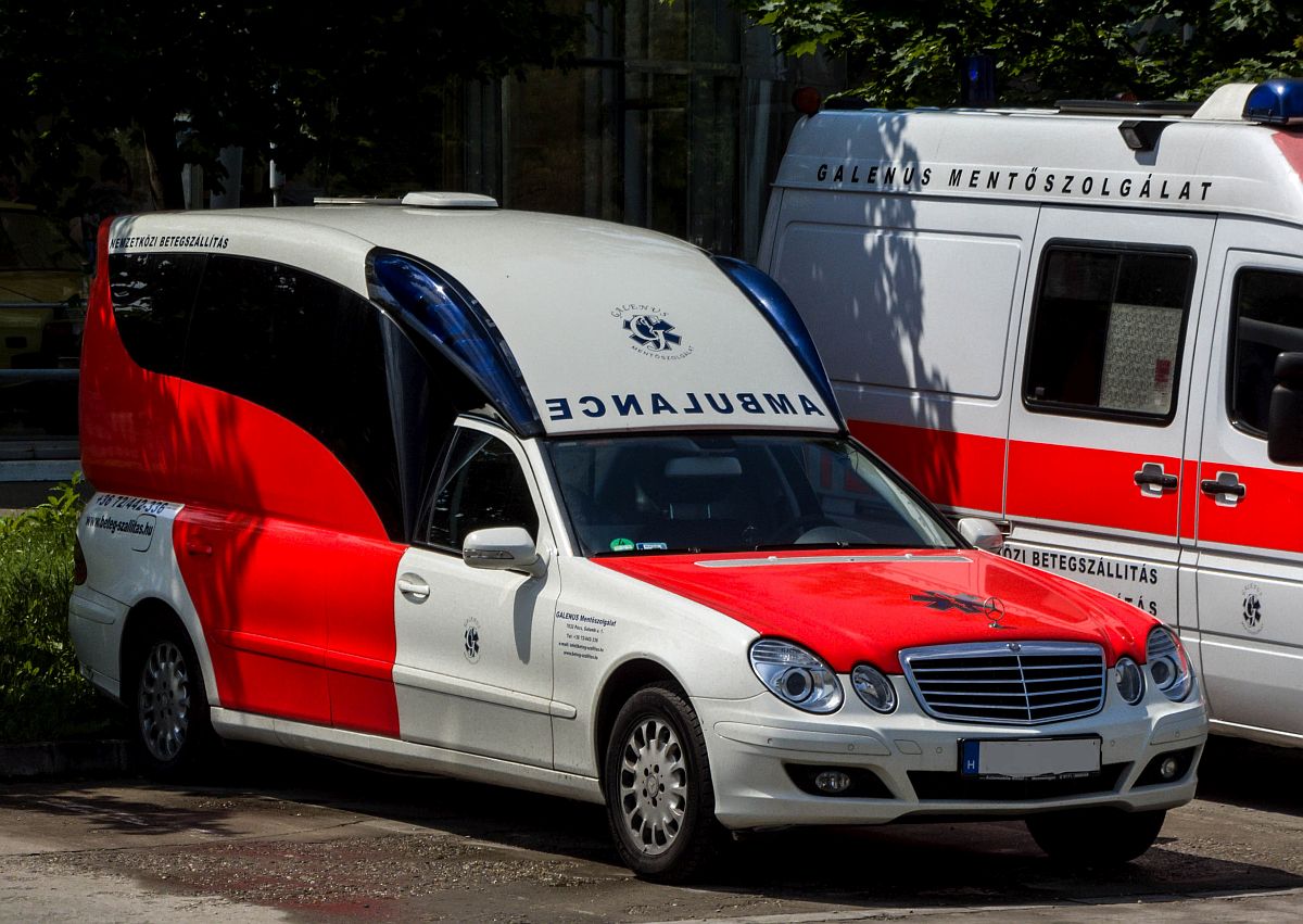 Ambulanz auf dem Basis des Mercedes-Benz E-Klasse. Das Auto wird von einem privaten Rettungsdienst betrieben. Foto: 08.05.2016