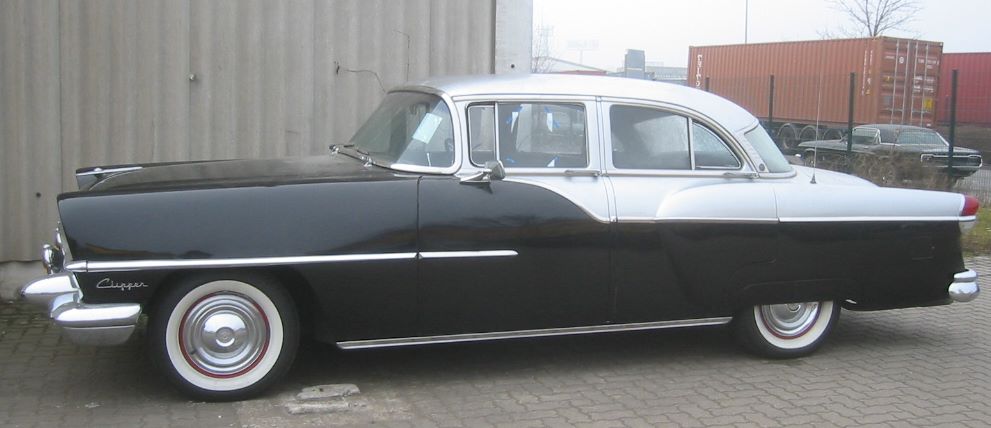 An einem nebeligen Novembermorgen wartet dieser Packard Super Clipper des Jahrganges 1955 im Zollbereich von Bremerhaven wohl auf seinen Kufer, der sich den Wagen aus den USA hat kommen lassen. Der V8-motor leistet 225 PS aus 5.241 cm Hubraum. Bremerhaven im November 2011.