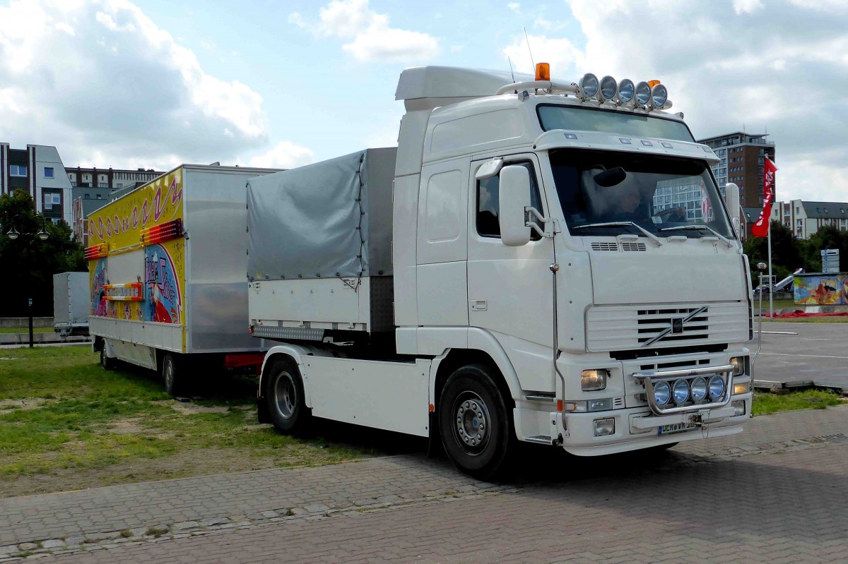 an die Volvo-Zugmaschine wird der Schaustelleranhänger angekuppelt, Rostock im August 2014