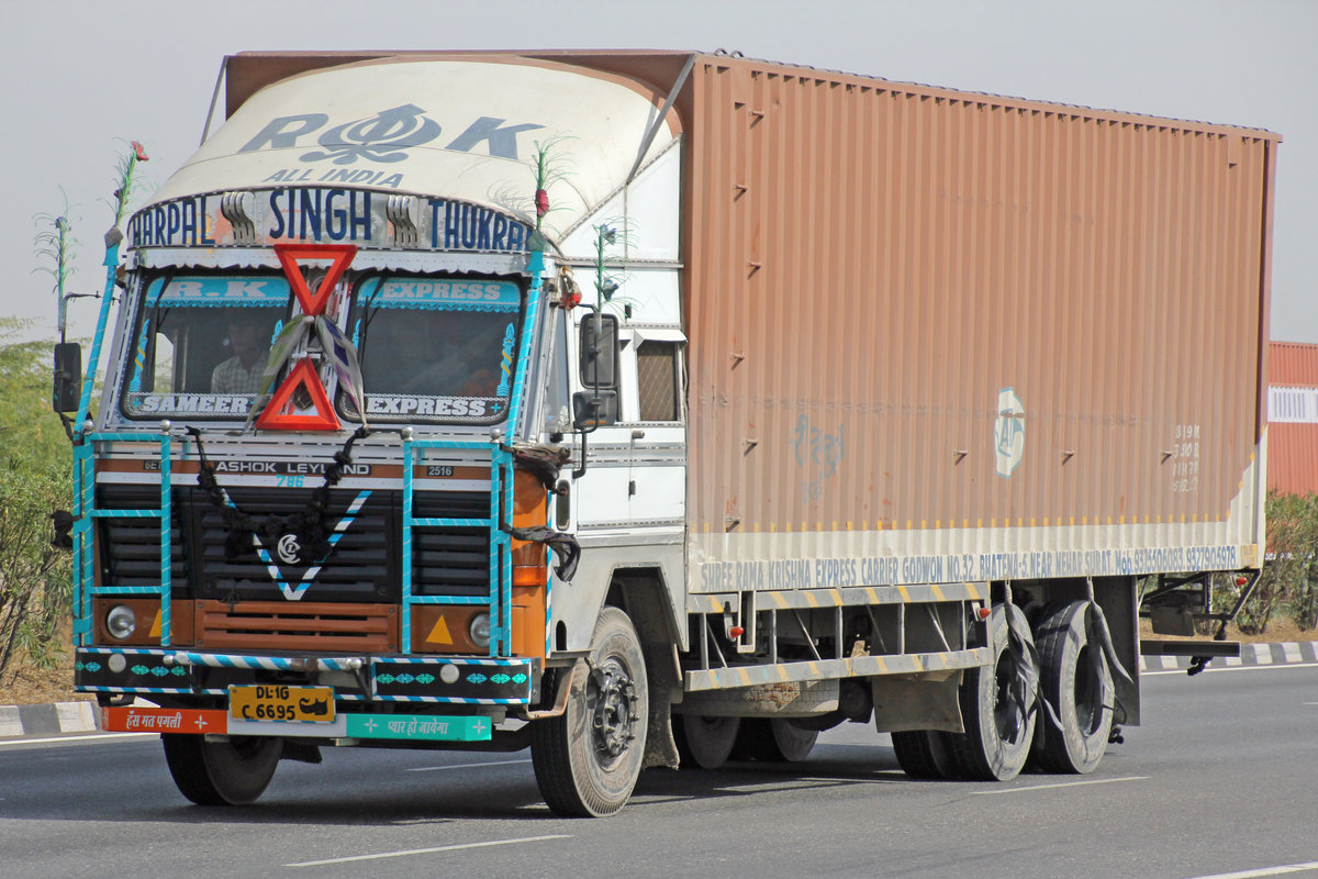 Ashok Leyland 2516, 17.Februar 2017, Jaipur Kishangarh Expressway, Rajasthan, Indien.