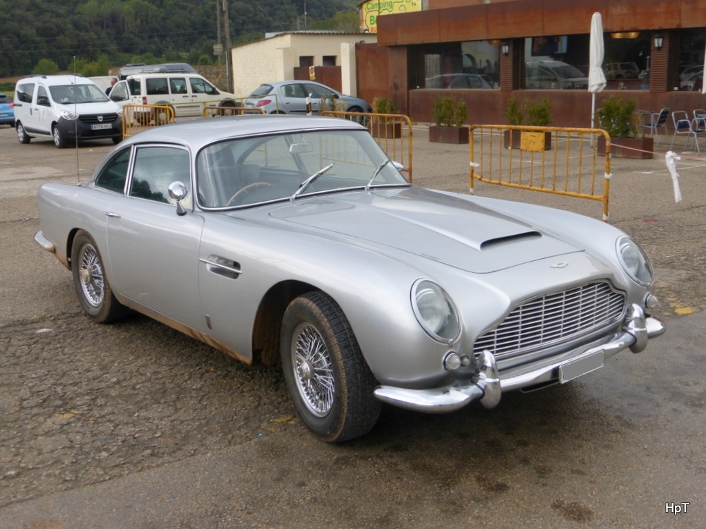 Aston Martin auf einem Parkplatz in Besalu (Spanien) am 29.09.2014