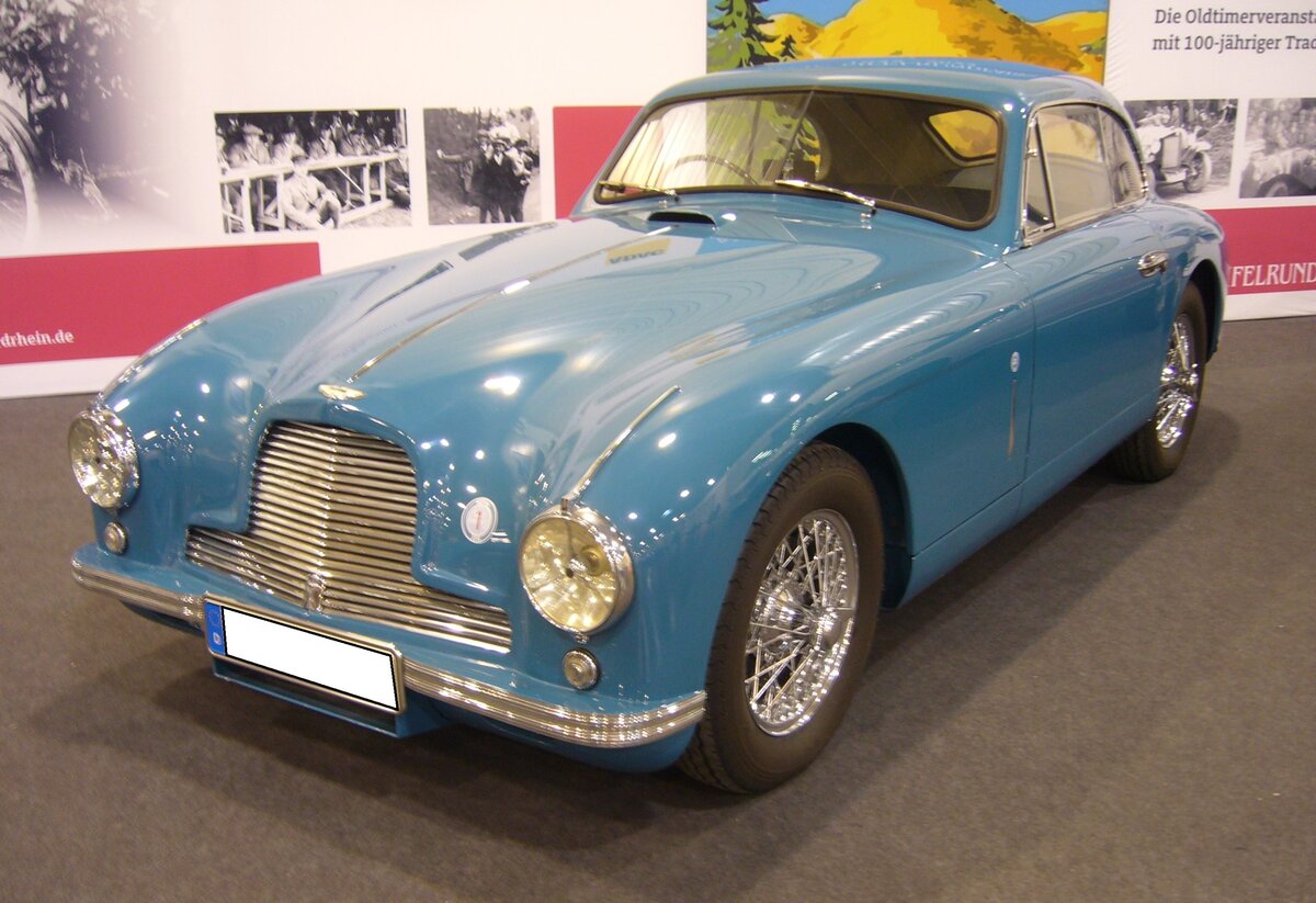Aston Martin DB 2 MK1 Coupe aus dem Jahr 1952. Produziert wurde dieses sportliche Coupe in den Jahren von 1950 bis 1953 in genau 411 Einheiten. Der Sechszylinderreihenmotor leistet 107 PS aus einem Hubraum von 2580 cm³. Essen Motor Show am 06.12.2022.