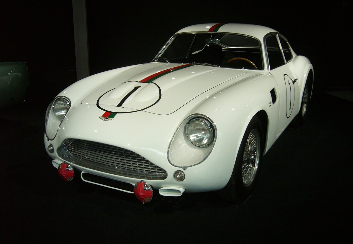 Aston Martin DB4 GT Zagato aus dem Jahr 1961. Vom Aston Martin DB4 GT mit einer einer Karosserie von Zagato wurden insgesamt nur 19 Fahrzeuge produziert. Der gezeigte Wagen nahm im Jahr 1961 mit einem marokkanischen Team am 24 Stundenrennen von LeMans teil. Angetrieben wird der Wagen von einem Sechszylinderreihenmotor mit einem Hubraum von 3670 cm³ und einer Leistung von 314 PS. Beim Rennen wurde eine Höchstgeschwindigkeit von 246 km/h gemessen. Nationales Automuseum/Loh Collection am 08.11.2023.