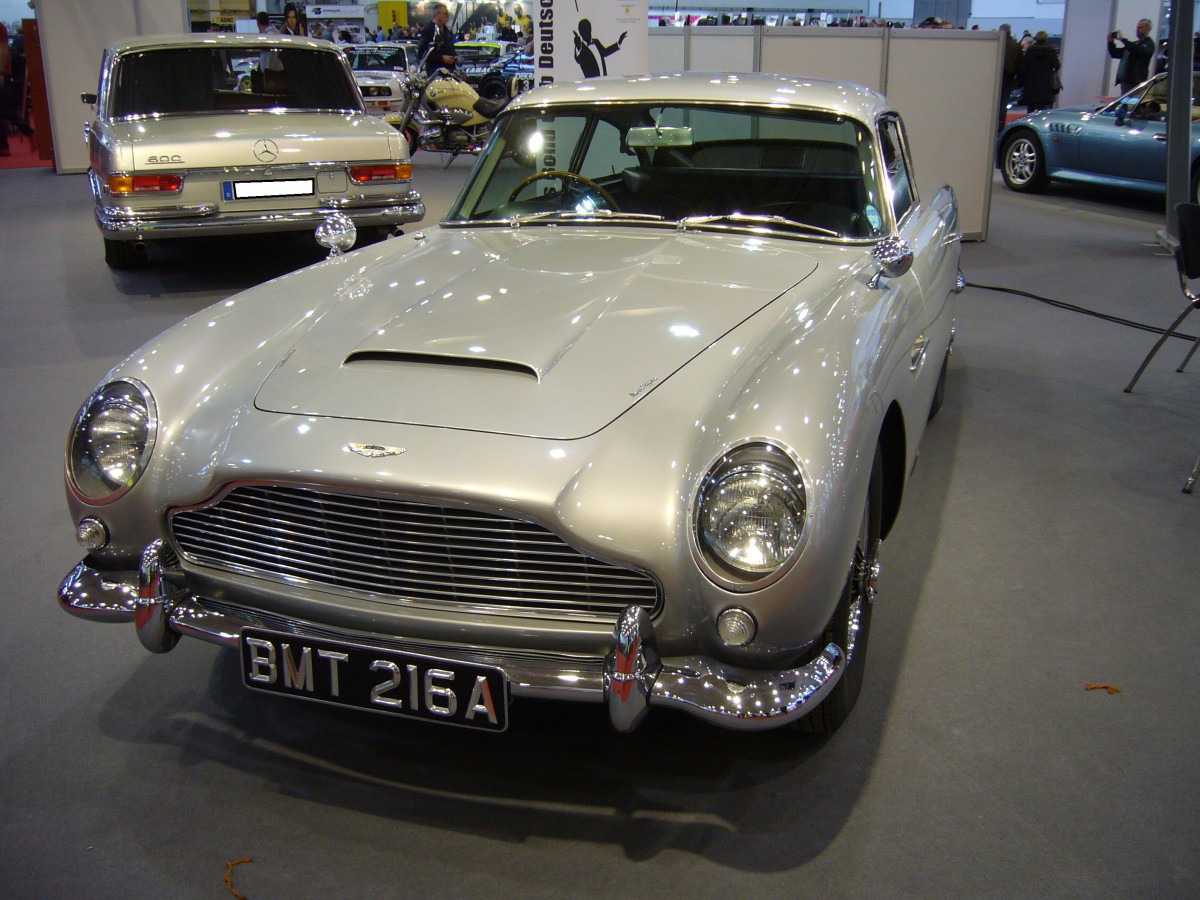 Aston Martin DB5. 1963 - 1965. Hier wurde der Filmwagen aus dem James Bond Streifen  Goldfinger  von 1964 abgelichtet. Der 6-Zylinderreihenmotor leistet 286 PS aus 3995 cm³ Hubraum. Essen Motor Show am 01.12.2015.