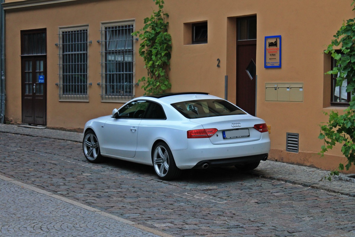 Auch ein moderner Audi A5 in wei stand am 08.08.2013 in Weimar (Altstadt).