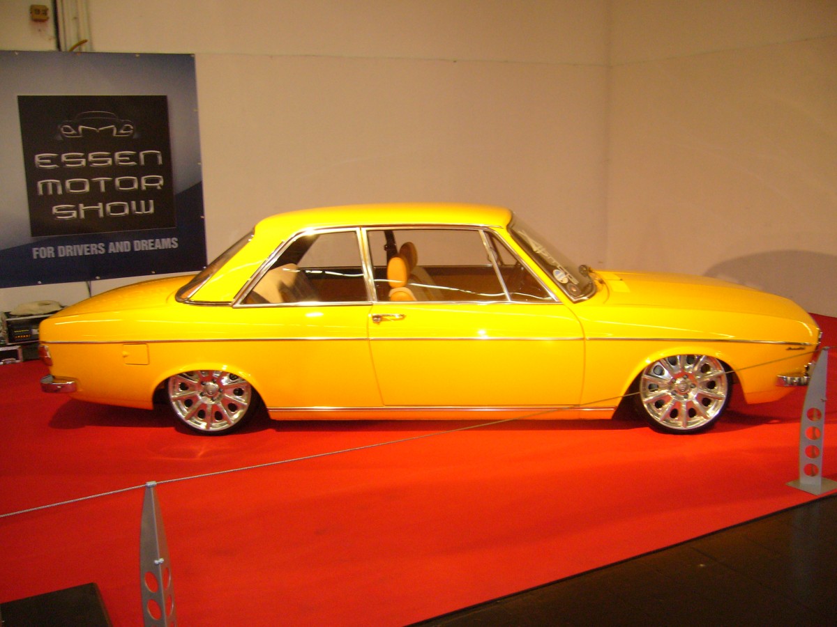 Audi 100 C1. 1968 - 1976. Der abgelichtete, zweitürige C1 wurde komplett restauriert und mit einem Airride-Fahrwerk versehen. Der 4-Zylinderreihenmotor leistet 112 PS aus 1.871 cm³ Hubraum.